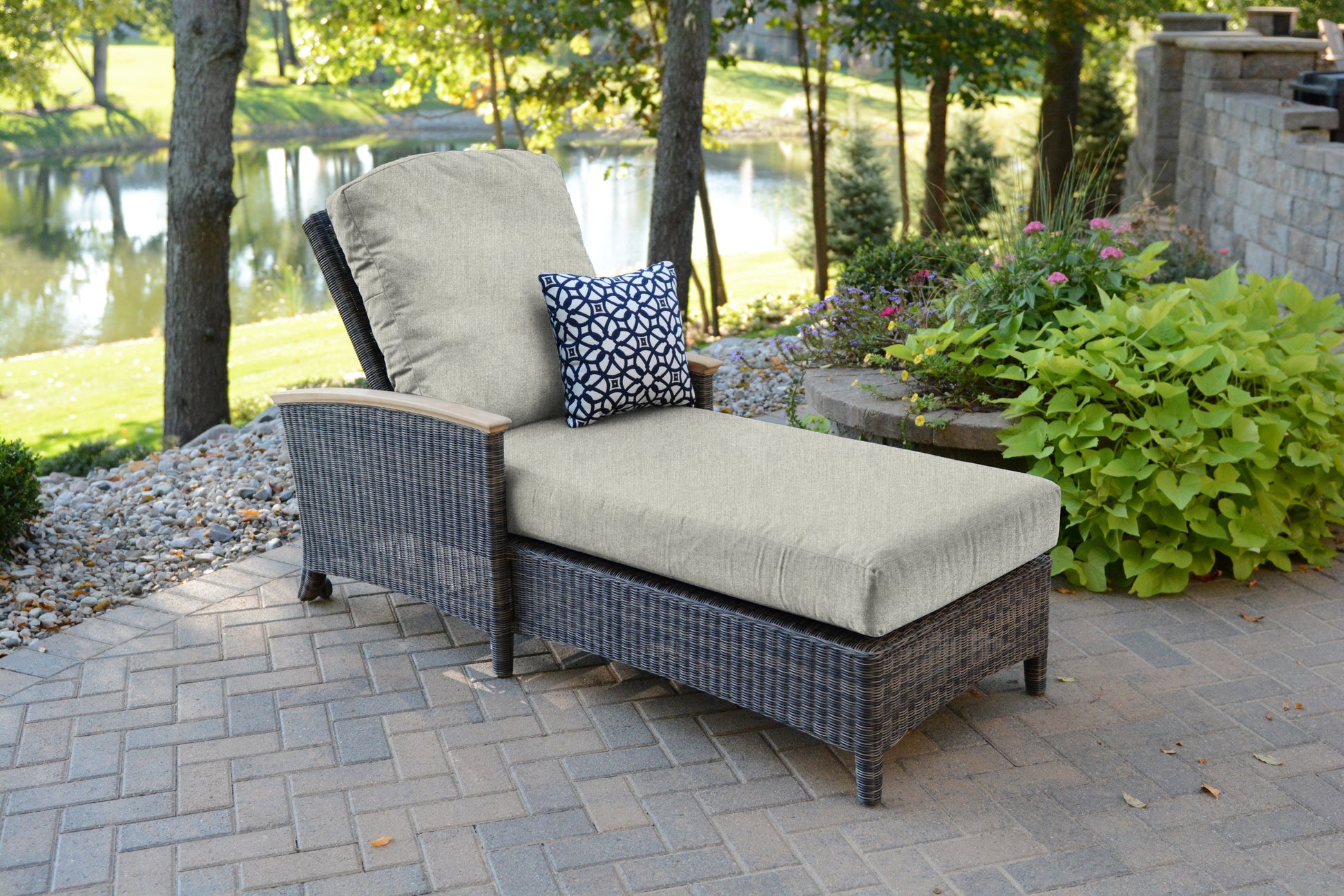 Three Birds Casual Bella-Lifestyle Image