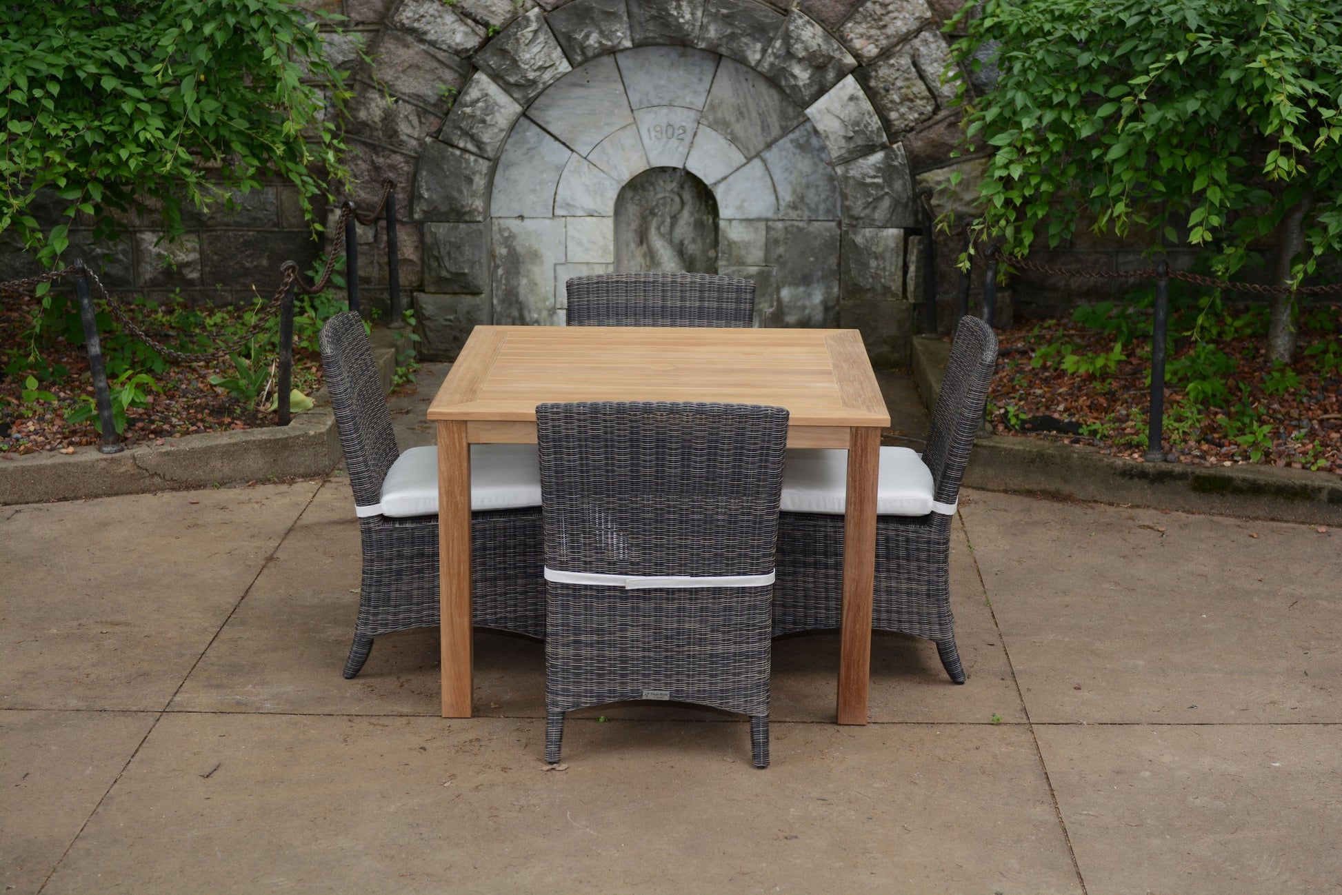 Three Birds Casual Newport-Lifestyle Image