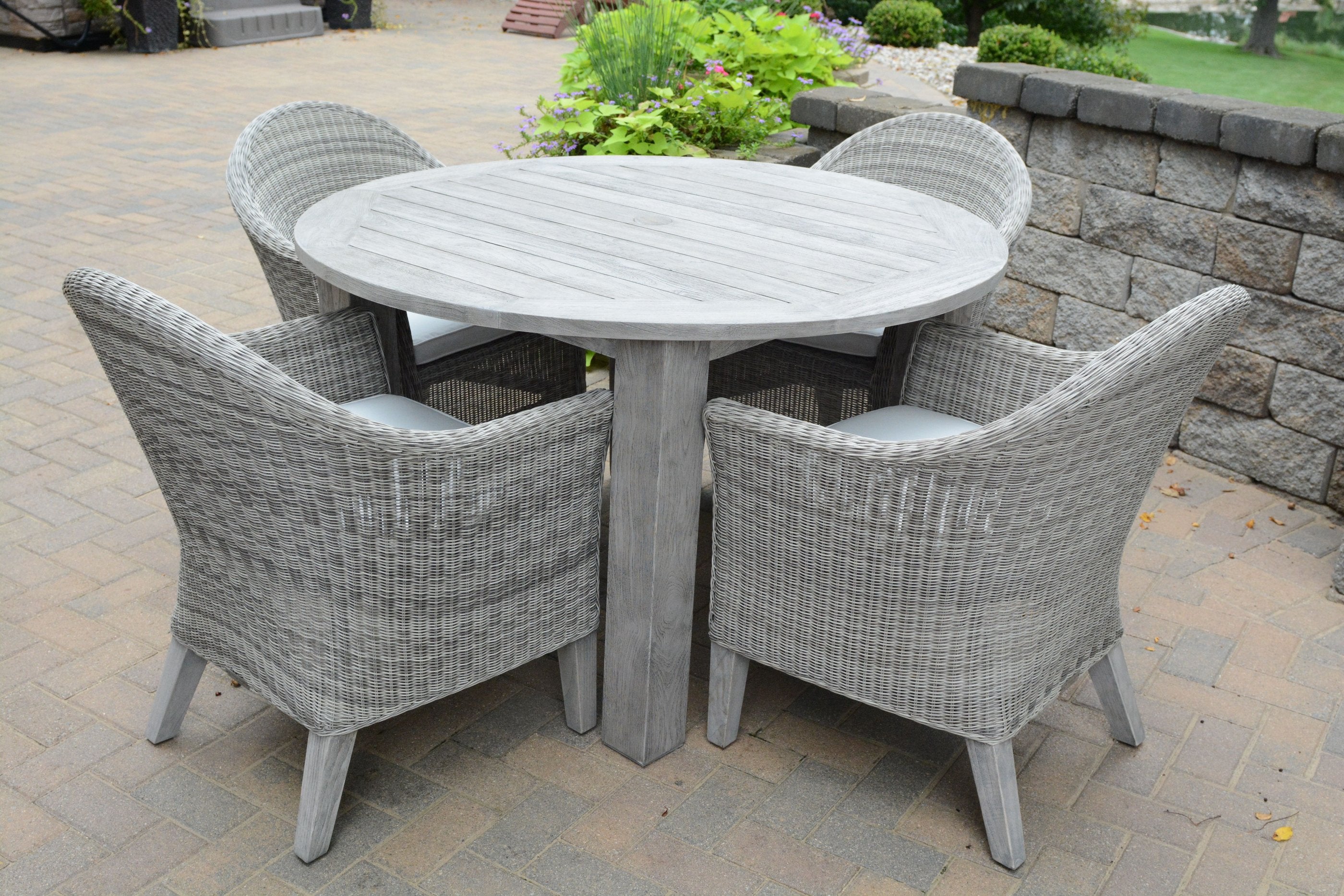 Three Birds Casual Shelburne-Lifestyle Image