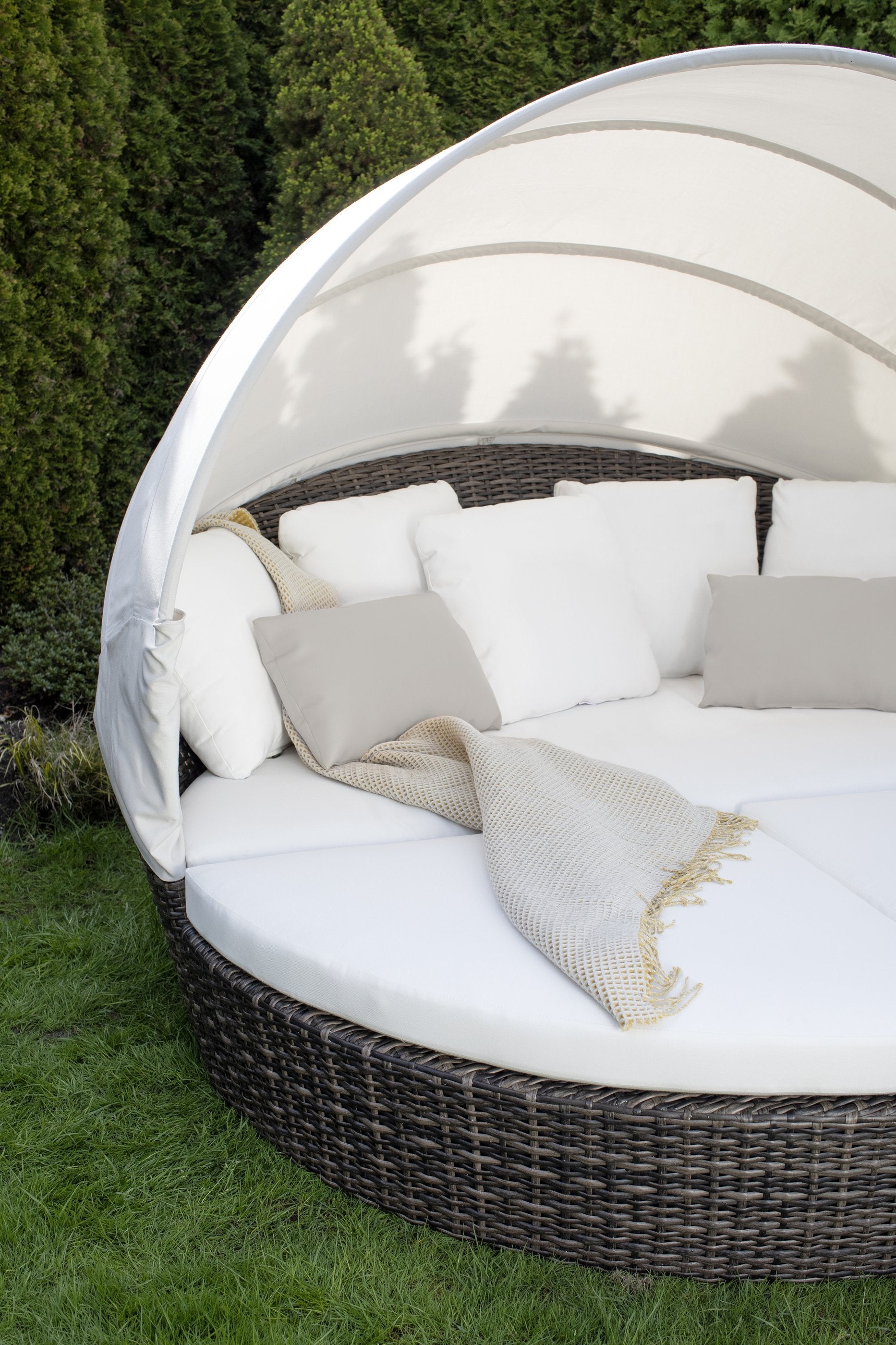 ratana-coral-gables-daybed-with-canopy-and-throw-pillows-28